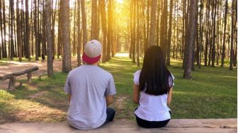 Kenalan di Tinder, Pasangan Ini Langsung Bikin Tato Bareng saat Kencan Pertama