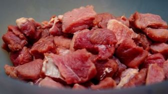 Warga Diminta Tak Pakai Kantong Plastik Bungkus Daging Kurban