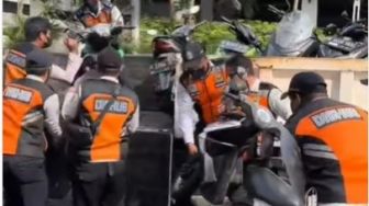 Jangan Parkir Sembarangan Kalau Tak Mau Begini! Viral Video Petugas Dishub Angkut Sepeda Motor, Publik Salfok