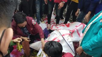 Demo Tolak RKUHP di Kalsel, Mahasiswa Bawa Nisan dan Keranda: Kemana yang Katanya Wakil Rakyat