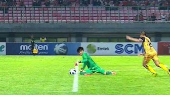 Momen Kiper Vietnam U-19 Pegang Bola di Luar Kotak Penalti dan Langsung Dikartu Merah