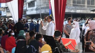 Momen Presiden Jokowi dan Ibu Iriana Beli Buah dan Bagikan Bansos di Pasar Petisah Medan