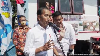 Tinjau Bedah Rumah Panggung di Kampung Belawan Bahari, Jokowi Harap Kemiskinan Ekstrem Bisa Terentaskan