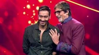Ajay Devgn Unggah Foto Tenteng Senjata, Amitabh Bachchan Meradang: Kenapa Gak Ngajak?