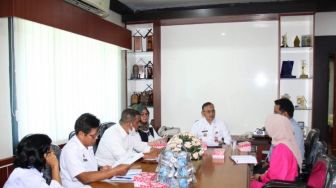 Asisten II Sulawesi Tengah Pimpin Rapat Persiapan Coaching Klinik TPKAD OJK