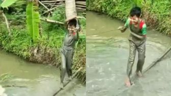 Gaya Jatuh Bocil Laki-laki dari Lintasan Bambu Bikin Ketawa Ngakak: Slowmo