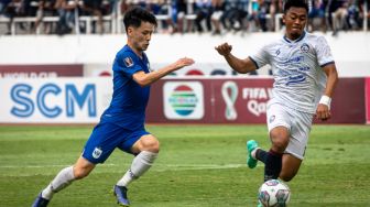 Pesepak bola PSIS Semarang Taisei Marukawa (kiri) berupaya melewati hadangan pesepak bola Arema FC Rizky Dwi (kanan) saat pertandingan semifinal leg 1 Piala Presiden 2022 di Stadion Jatidiri Semarang, Jawa Tengah, Kamis (7/7/2022). [ANTARA FOTO/Aji Styawan/hp]