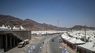 Suasana saat para jamaah haji tiba di Kamp Mina dekat kota suci Makkah, Arab Saudi, Kamis (7/7/2022). [Christina ASSI / AFP]
