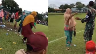 Emak-emak Nonton Sepak Bola di Lapangan, Berakhir Berantem sampai Dilerai Tentara, Publik: Enggak Ada Lawan