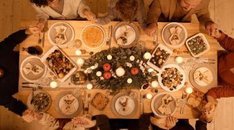 4 Hal Penting yang Tidak Boleh Dilakukan saat Makan Bersama Orang Lain