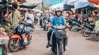 Pengendara Sepeda Motor Bonceng Tiga Bikin Salfok, Warganet: Posisi Duduknya Kebalik