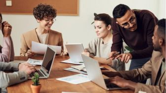 4 Tipe Rekan Kerja yang Sering Ditemui di Kantor, Punya yang Mana Saja?