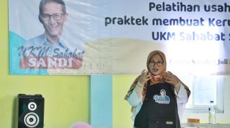 Relawan UKM Sahabat Sandiuno Bogor Beri Bantuan Emak-emak Gelar Pelatihan Membuat Kerupuk Cangkalang