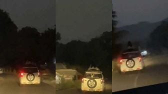 Video Sosok Misterius di Atas Mobil Bikin Merinding, Malah Diserbu Komentar Kocak