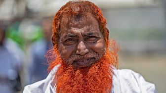 Potrait seorang jamaah haji saat tiba di Mina dekat kota suci Makkah, Arab Saudi, Kamis (7/7/2022). [Delil SOULEIMAN / AFP]
