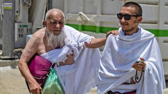 Para jamaah haji tiba di Mina dekat kota suci Makkah, Arab Saudi, Kamis (7/7/2022). [Delil SOULEIMAN / AFP]