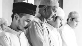 Niat Sholat Idul Adha untuk Imam, Makmum dan Sendirian Beserta Artinya