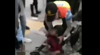 Heboh Anak Kecil Diduga Terperosok ke Peron Stasiun, Netizen: Ya Allah Gak Kuat Lihatnya