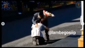 Momen Haru Anak Sopir Angkot Sujud di Kaki Ayah Usai Dilantik Jadi Polisi