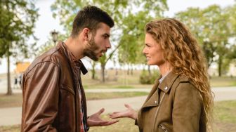 5 Alasan Sering Cemburu ke Pasangan, Jangan Berpikiran Negatif Dulu!