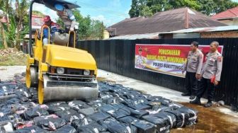 Polisi Musnahkan Ribuan Botol Minuman Beralkohol di Bukittinggi