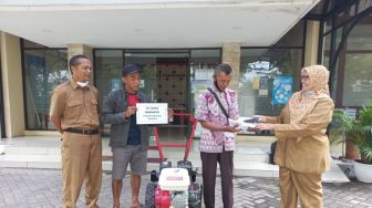 Pemkab Kulon Progo Serahkan Bantuan Traktor Capung ke Kelompok Tani