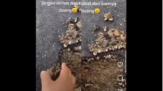 Viral! Pria Ini Garuk Jalan Aspal Hingga Hancur Pakai Tangan Kosong