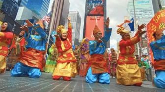 Tim Muhibah Angklung Indonesia Beraksi di Persimpangan Times Square New York