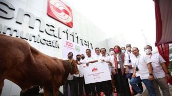 Sambut Idul Adha, Smartfren Bersama Yayasan Muslim Sinar Mas Serahkan Sapi dan Kambing untuk Warga