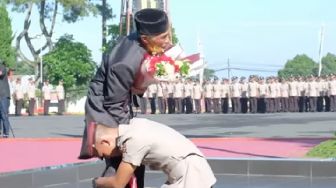 Bikin Haru, Anak Sopir Angkot Jadi Lulusan Terbaik SPN Polda Jabar, Publik: Semoga Jadi Polisi yang Amanah