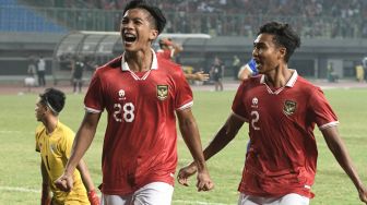 Pesepak bola Tim Nasional Indonesia U-19 Rabbani Tasnim (tengah) melakukan selebrasi usai mencetak gol ke gawang Tim Nasional Filipina U-19 dalam laga penyisihan Grup Piala AFF U-19 2022 di Stadion Patriot Chandrabhaga, Bekasi, Jawa Barat, Jumat (8/7/2022). [ANTARA FOTO/Aditya Pradana Putra/aww]
