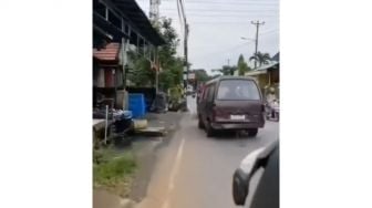 Mobil Tua Ini Dipaksa Jalan Auto Bikin Bannya Lepas: Entah Siapa yang Salah