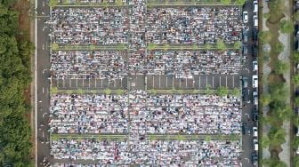 Sejumlah umat Islam mendengarkan khotbah usai melaksanakan salat Idul Adha 1443 Hijriah di halaman Jakarta International Equestrian Park (JIEP) Pulomas, Jakarta, Sabtu (9/7/2022). [ANTARA FOTO/M Risyal Hidayat/nym]a