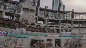 Suasana proyek pembangunan Indoor Multifunction Stadium di Kompleks GBK, Senayan, Jakarta, Jumat (8/7/2022). [ANTARA FOTO/Dhemas Reviyanto/aww]