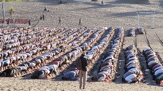 Ribuan Orang Ikuti Sholat Idul Adha Di Gumuk Pasir, Infaq Capai Rp41 Juta Lebih