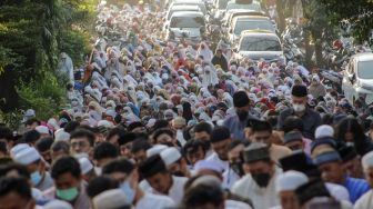 Umat Islam melaksanakan salat Idul Adha 1443 H di Jalan Raya Juanda, Kota Depok, Jawa Barat, Sabtu (9/7/2022). [ANTARA FOTO/Yulius Satria Wijaya/nym]