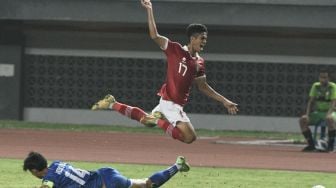 Pesepak bola Tim Nasional Indonesia U-19 Subhan Fajri (kanan) dilanggar pesepak bola Tim Nasional Filipina U-19 Jaime Domingo (kiri) dalam laga penyisihan Grup Piala AFF U-19 2022 di Stadion Patriot Chandrabhaga, Bekasi, Jawa Barat, Jumat (8/7/2022). [ANTARA FOTO/Aditya Pradana Putra/aww]