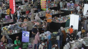 Pengunjung memilih buku saat bazar buku Big Bad Wolf Books di JX International, Surabaya, Jawa Timur, Sabtu (9/7/2022). [ANTARA FOTO/Moch Asim/nym]