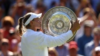 Taklukkan Ons Jabeur, Elena Rybakina Juara Wimbledon