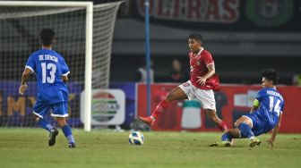 Pesepak bola Tim Nasional Indonesia U-19 Razzaa Fachrezi (tengah) mengecoh pesepak bola Tim Nasional Filipina U-19 Jaime Domingo (kanan) dalam laga penyisihan Grup A Piala AFF U-19 2022 di Stadion Patriot Candrabhaga, Bekasi, Jawa Barat, Jumat (8/7/2022). [ANTARA FOTO/Aditya Pradana Putra/aww]