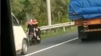 Video Viral 2 Emak-emak Pemotor Masuk Jalan Tol, Langsung Dikawal Mobil Pikap dan Truk