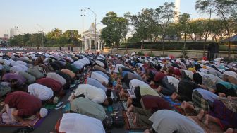 Umat Islam melaksanakan salat Idul Adha 1443 Hijriah di Jalan Pahlawan, Surabaya, Jawa Timur, Sabtu (9/7/2022). [ANTARA FOTO/Didik Suhartono/nym]