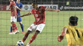 Pesepak bola Tim Nasional Indonesia U-19 Rabbani Tasnim (tengah) melakukan tendangan penalti kedua ke gawang Tim Nasional Filipina U-19 dalam laga penyisihan Grup Piala AFF U-19 2022 di Stadion Patriot Chandrabhaga, Bekasi, Jawa Barat, Jumat (8/7/2022). [ANTARA FOTO/Aditya Pradana Putra/aww]