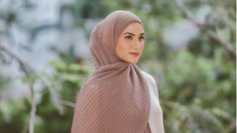 5 Cara Merawat Pashmina Plisket, Biar Lipatannya Lebih Awet