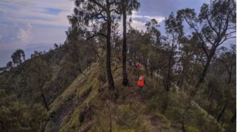 6 Etika Mendaki Gunung yang Wajib Dijaga, Pendaki Jangan Seenaknya!