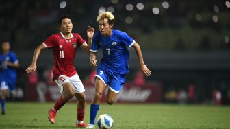 Pesepak bola Tim Nasional Indonesia U-19 Ferdiansyah Cecep Surya (kiri) mengejar bola yang dibawa pesepak bola Tim Nasional Filipina U-19 Dov Anthony Misael (kanan) dalam laga penyisihan Grup A Piala AFF U-19 2022 di Stadion Patriot Candrabhaga, Bekasi, Jawa Barat, Jumat (8/7/2022). [ANTARA FOTO/Aditya Pradana Putra/aww]
