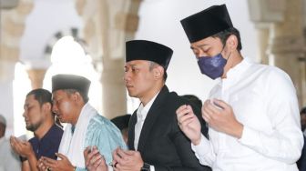 Salat Idul Adha di Pacitan, AHY dan Keluarga Sumbang Hewan Kurban di Masjid Agung