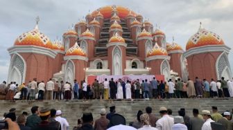 Ribuan Warga Makassar Salat Idul Adha di Masjid Kubah 99 Asmaul Husna