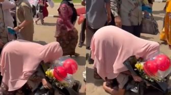 Momen Haru Anak Dilantik Jadi Polisi Sujud ke Kaki Ibu, Publik Salfok Kejadian Nyesek Lain di Belakang