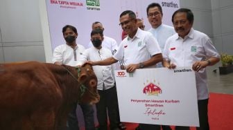 Smartfren dan Yayasan Muslim Sinar Mas Serahkan Sapi dan Kambing untuk Warga